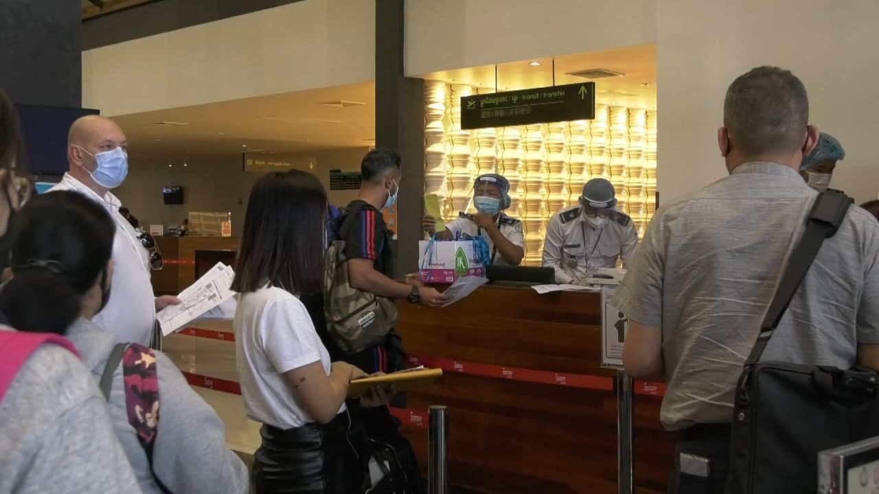 暹粒国际机场迎来第一批国际游客 67人