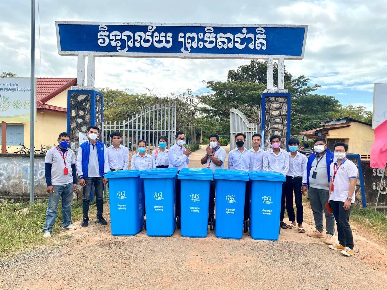 高棉啤酒厂“清洁社区”项目，为58所高中捐赠垃圾桶 - 柬之窗-柬之窗