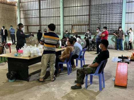 金边宪兵突袭森索区非法聚众赌博仓库 逮捕30人-柬之窗