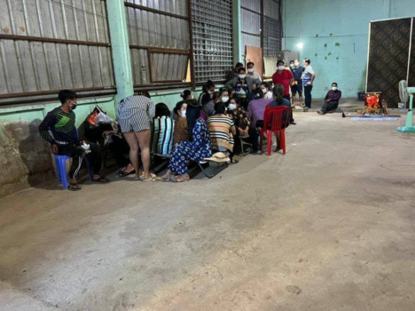 金边宪兵突袭森索区非法聚众赌博仓库 逮捕30人-柬之窗