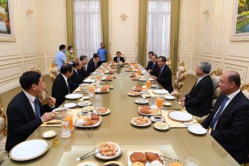 洪森与阮春福共进早餐，三个儿子共同出席（组图）-柬之窗