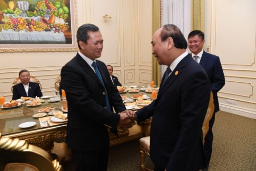 洪森与阮春福共进早餐,三个儿子共同出席(组图)-柬之窗