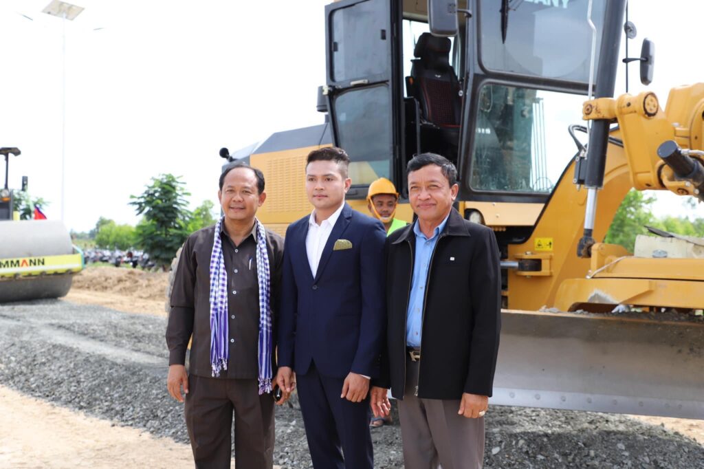 图片[1]-柬埔寨著名歌手捐赠200万美元为家乡修路建水渠 - 柬之窗-柬之窗