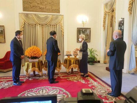 洪森总理和洪玛奈将军觐见国王和国母-柬之窗