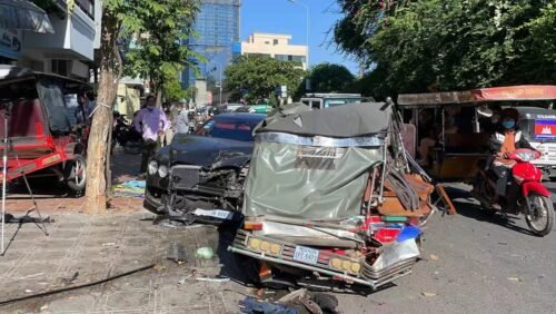 “性能太澎湃”豪车宾利飞驰失控撞上嘟嘟车 造成7人受伤-柬之窗