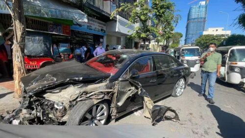 “性能太澎湃”豪车宾利飞驰失控撞上嘟嘟车 造成7人受伤-柬之窗