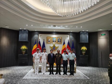 柬副首相兼国防大臣迪班为第16批中国援柬军医专家组授勋-柬之窗