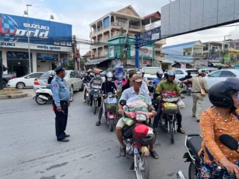 金边部署百余名交警驻点赴岗 为市民出行提供便利-柬之窗