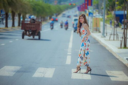 西港美女，需要人扶你过马路吗?-柬之窗