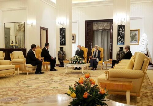 洪森总理和洪玛奈将军觐见国王和国母-柬之窗