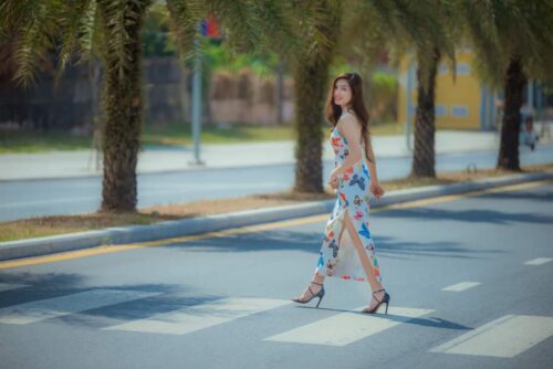 西港美女，需要人扶你过马路吗?-柬之窗