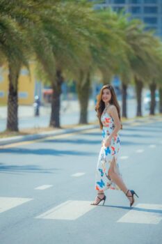 西港美女，需要人扶你过马路吗?-柬之窗