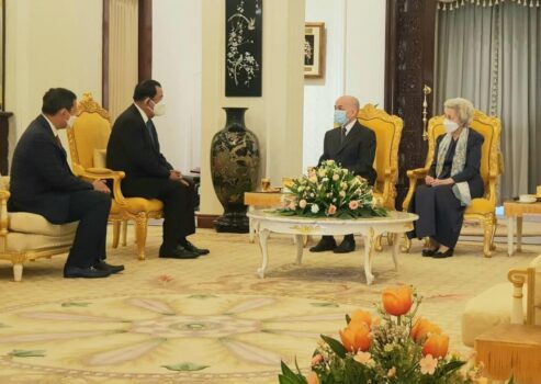 洪森总理和洪玛奈将军觐见国王和国母-柬之窗