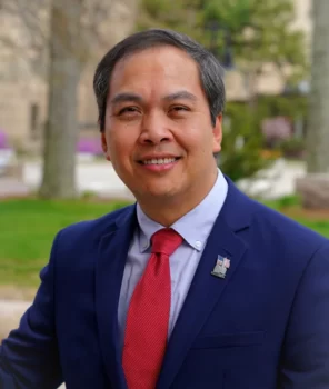 索卡里·周，美国第一位柬埔寨裔市长就职-柬之窗