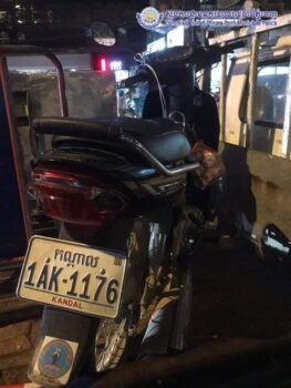 记者驾驶摩托车违章 向交警执法人员出言不逊-柬之窗