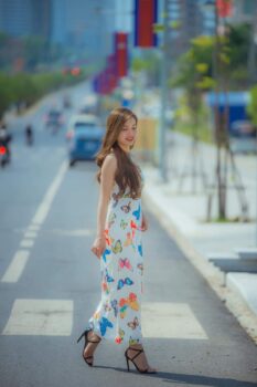 西港美女，需要人扶你过马路吗?-柬之窗