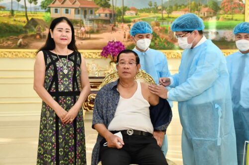 洪森与夫人接种第四剂新冠疫苗-柬之窗