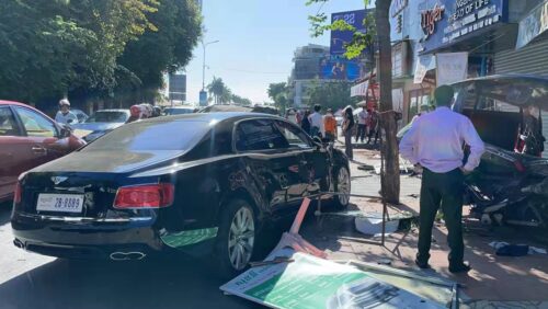 “性能太澎湃”豪车宾利飞驰失控撞上嘟嘟车 造成7人受伤-柬之窗