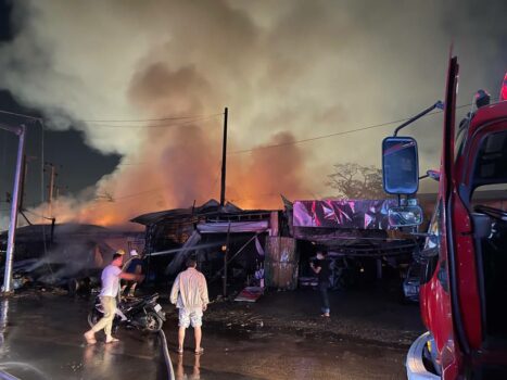 昨晚12点，西港发生火灾8房8车被毁-柬之窗