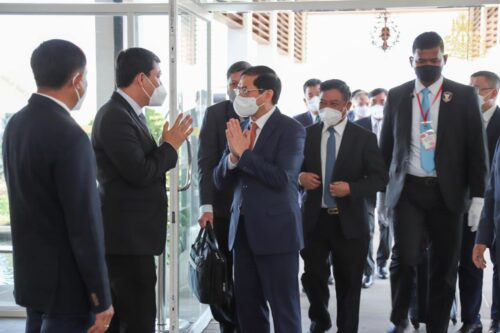 越南外长抵达柬埔寨进行为期两天的正式访问-柬之窗