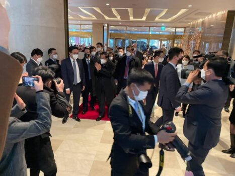 洪森总理抵达酒店,在韩学习工作同胞热烈欢迎总理到来-柬之窗