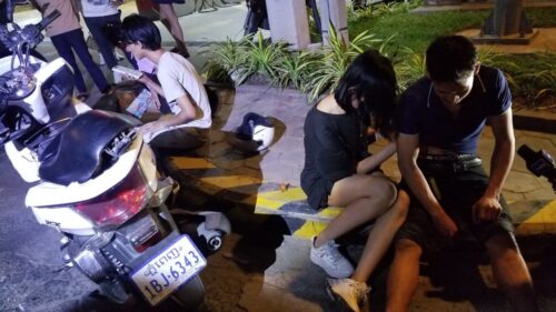中国籍男子驾车闯红灯 撞摩托车造成两人重伤-柬之窗