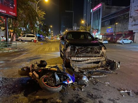 中国籍男子驾车闯红灯 撞摩托车造成两人重伤-柬之窗