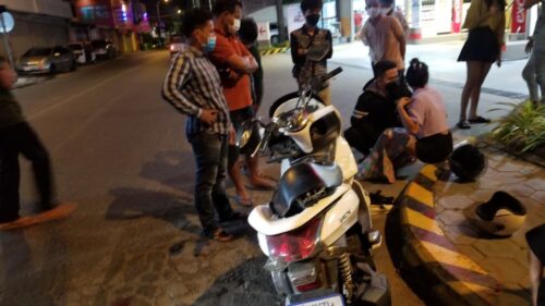 中国籍男子驾车闯红灯 撞摩托车造成两人重伤-柬之窗