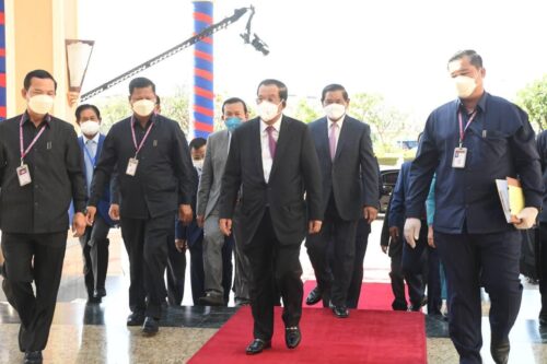 洪森总理警告销毁不愿缴税的5千多辆汽车-柬之窗