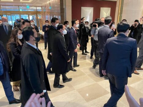 洪森总理抵达酒店,在韩学习工作同胞热烈欢迎总理到来-柬之窗