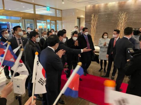 洪森总理抵达酒店，在韩学习工作同胞热烈欢迎总理到来-柬之窗