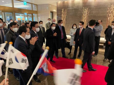 洪森总理抵达酒店,在韩学习工作同胞热烈欢迎总理到来-柬之窗