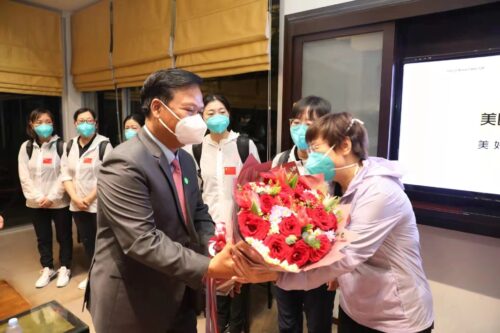 中国政府援柬中医抗疫专家组抵柬-柬之窗