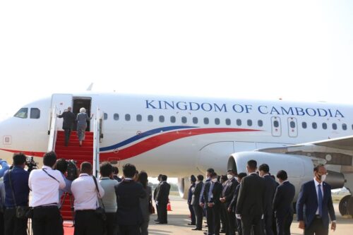 国王国母今日赴华例行体检-柬之窗