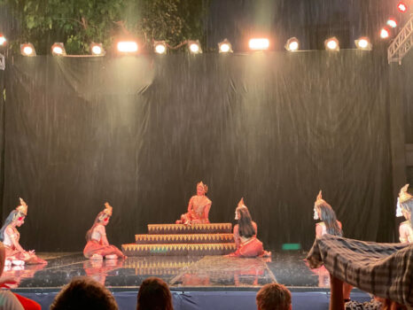 雨中表演的的高棉舞蹈别具一格-柬之窗