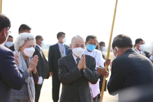 国王国母今日赴华例行体检-柬之窗