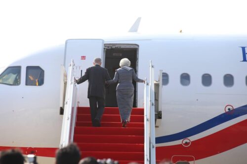 国王国母今日赴华例行体检-柬之窗