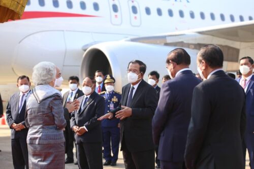 国王国母今日赴华例行体检-柬之窗