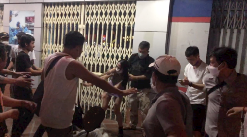 又给中国人抹黑了,中国男子酒后闹事,被围攻群殴-柬之窗