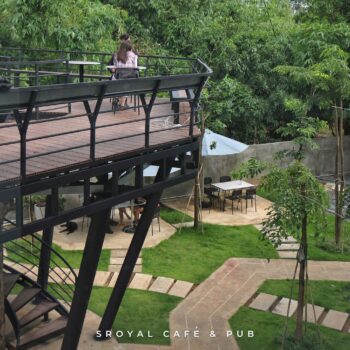 我在大树下喝咖啡Sroyal Café & Pub-柬之窗