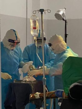 西港一名新冠足月妈妈病情严重无法自然分娩...最后母子平安-柬之窗