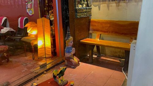 西港华裔男子按摩院“寻花问柳”无果,闹事打砸-柬之窗