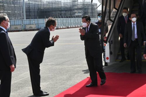 洪森首相抵达日本出席亚太水资源峰会-柬之窗