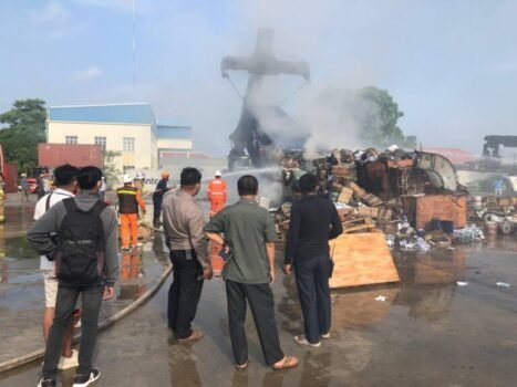 来自中国的一个物流集装箱今早起火 ，有你的货物吗？-柬之窗