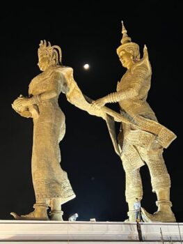 西哈努克省大型柏通王子和娜迦公主雕像安装完成-柬之窗