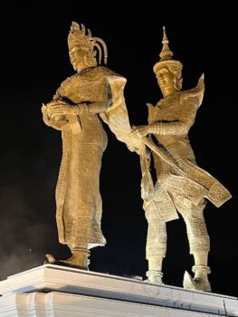 西哈努克省大型柏通王子和娜迦公主雕像安装完成-柬之窗