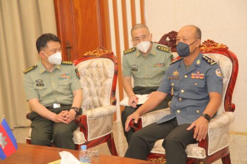 柬国家宪兵司令邵速卡将军会见中国驻柬使馆新任国防武官汤浩-柬之窗