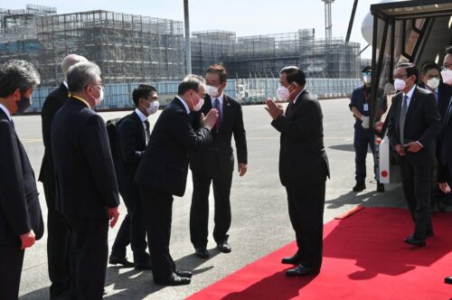 洪森首相抵达日本出席亚太水资源峰会-柬之窗