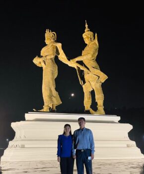 西哈努克省大型柏通王子和娜迦公主雕像安装完成-柬之窗