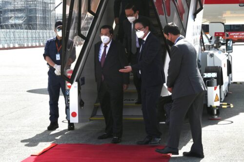 洪森首相抵达日本出席亚太水资源峰会-柬之窗